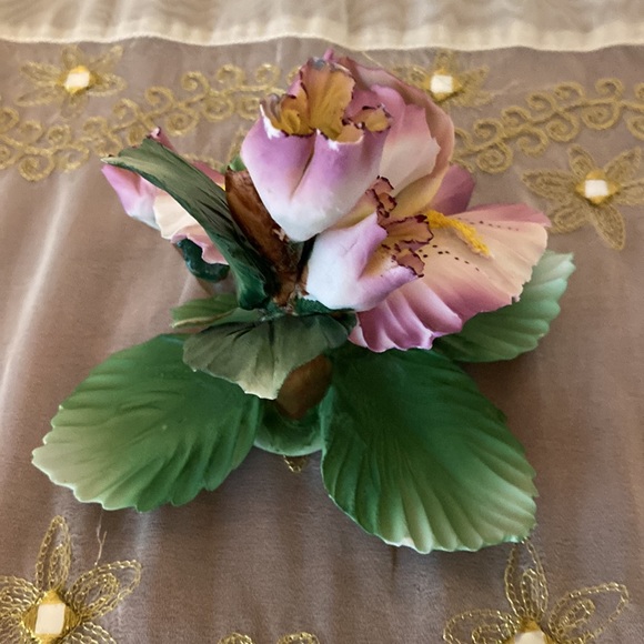 Vintage Capodimonte Orchid Iris Porcelain Flower with 3 Buds Made in Italy - Picture 5 of 10